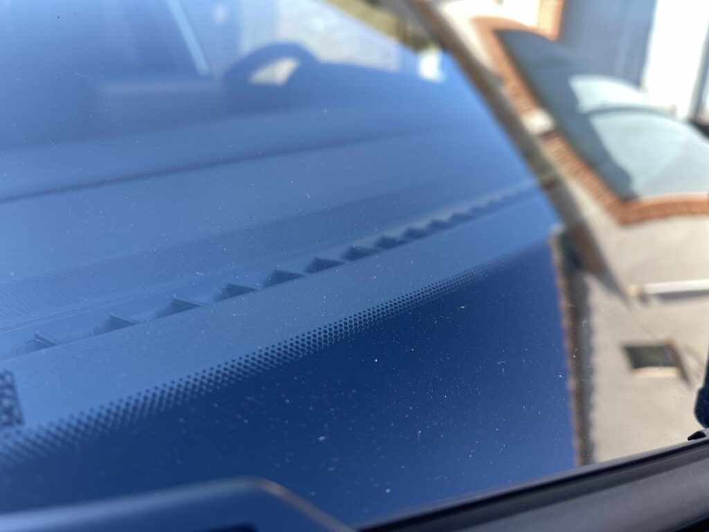 À quoi servent les points noirs que vous voyez sur votre pare-brise ?