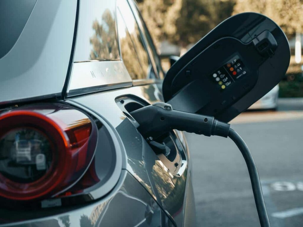 Comment la voiture électrique transforme l’entretien automobile