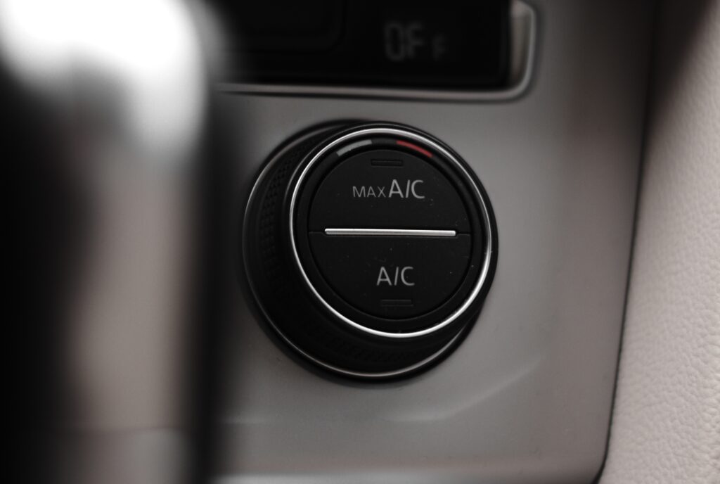 Conseils pour entretenir efficacement la climatisation de votre voiture avant l’été