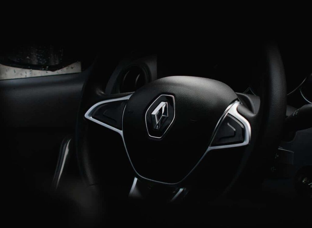 Voitures françaises 2025 : confort et hybrides en hausse