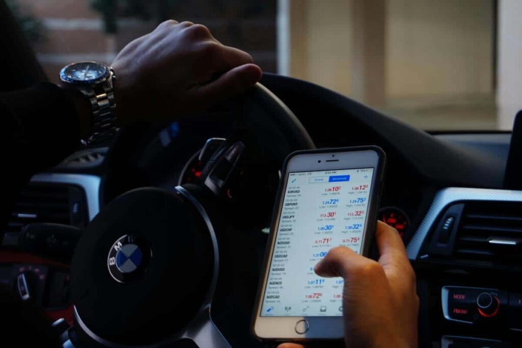 Jeunes conducteurs : le risque du smartphone au volant